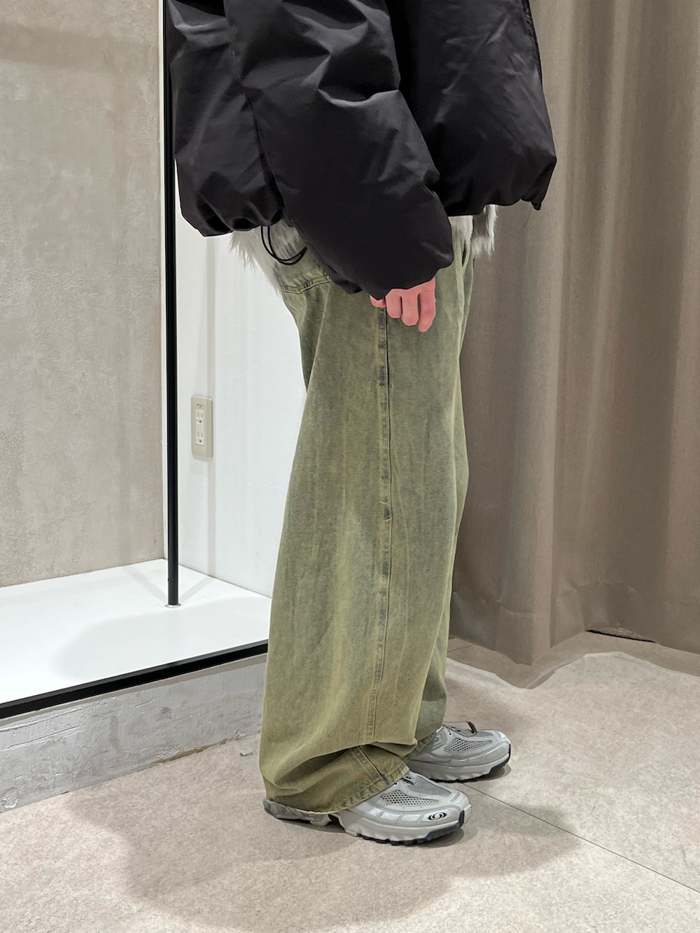 グレー系のカーディガン/ボレロ、グリーン系のデニムパンツ、ブラック系のダウンジャケット/コートを着用したメンズの冬コーディネートの4枚目の写真