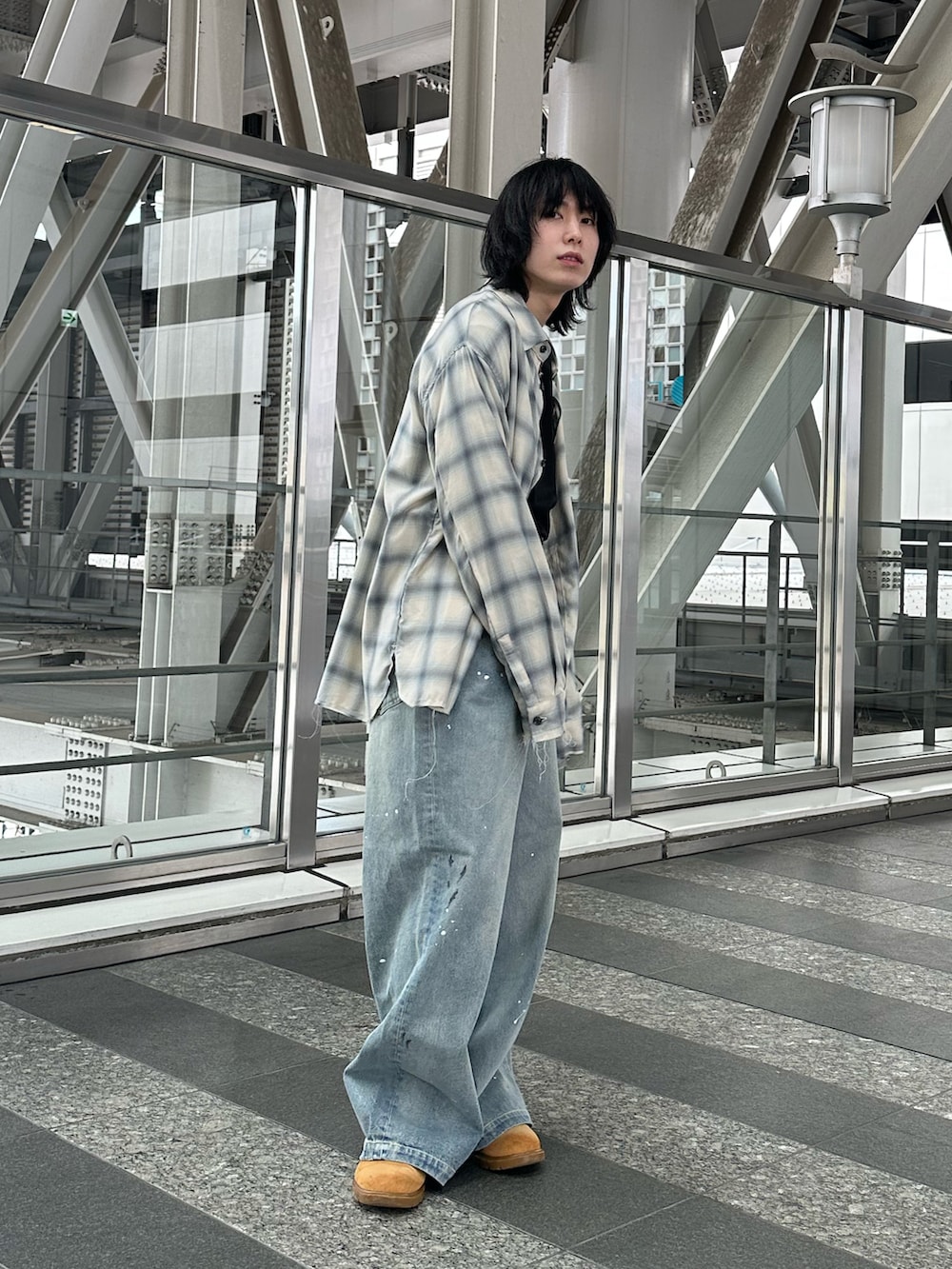 「オンブレーチェックシャツ、オンブレーチェック、シャツスタイル、シャツコーデ、ロンT、インナー、デニム、ワイドデニム、ウォレットチェーン、ベルト、ルイス(Lui's)」｜「Lui'sのSHINE BASIC ショート丈カットソー（Tシャツ/カットソー、ブラック系）」を使った、村田　光寿さん（メンズ・168cm）の春コーディネートの2枚目の写真