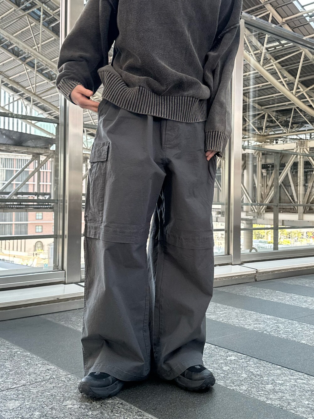 「ニット、ニットコーデ、アクセサリー、ネックレス、チタン、ウォッシュ加工、カーゴパンツ、カーゴパンツコーデ、カジュアル、カジュアルコーデ、春コーデ、秋コーデ、Luis」｜「Lui'sのストーンウォッシュニット（ニット/セーター、ブラック系）」を使った、村田　光寿さん（メンズ・168cm）の冬コーディネートの5枚目の写真