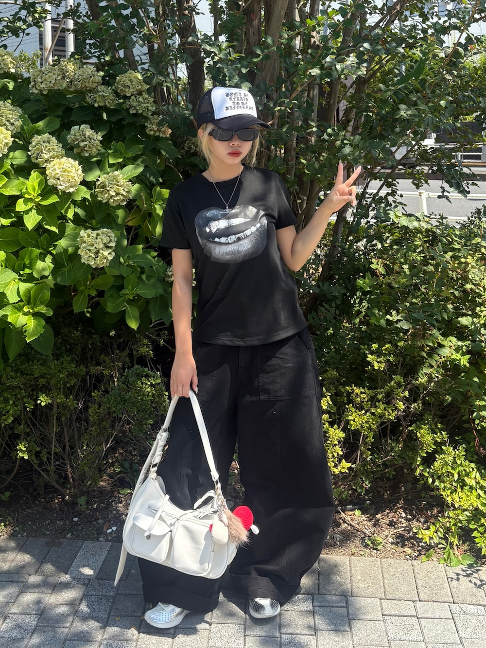 ベージュ系のスニーカーを着用したレディースの夏コーディネートの2枚目の写真