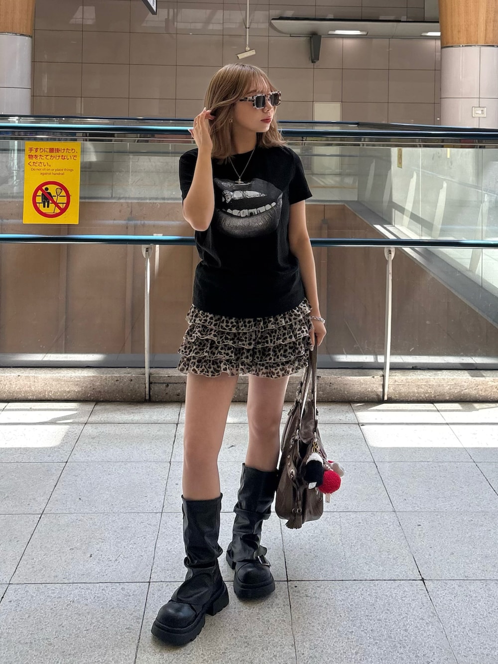 ブラック系のブーツ、その他のその他パンツ、その他のサングラスを着用したレディースの春コーディネートの2枚目の写真