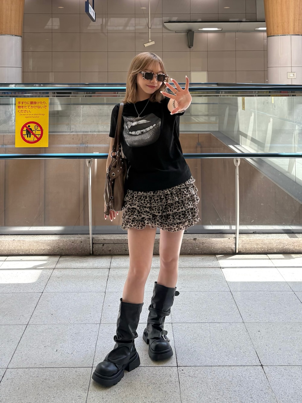 ブラック系のブーツ、その他のその他パンツ、その他のサングラスを着用したレディースの春コーディネートの3枚目の写真