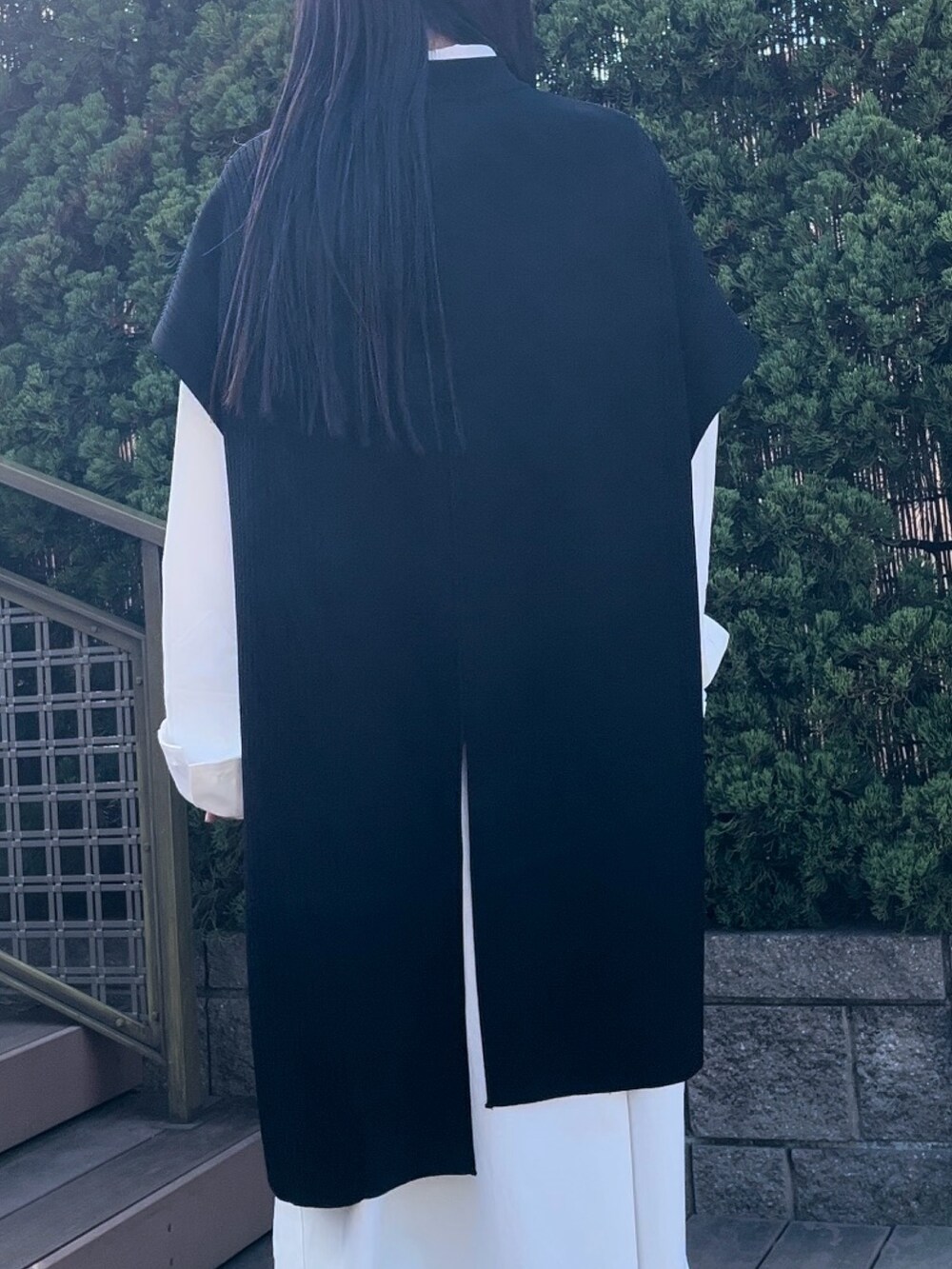 ブラック系のニット/セーター、ホワイト系のワンピース、グリーン系のその他パンツを着用したレディースの冬コーディネートの5枚目の写真