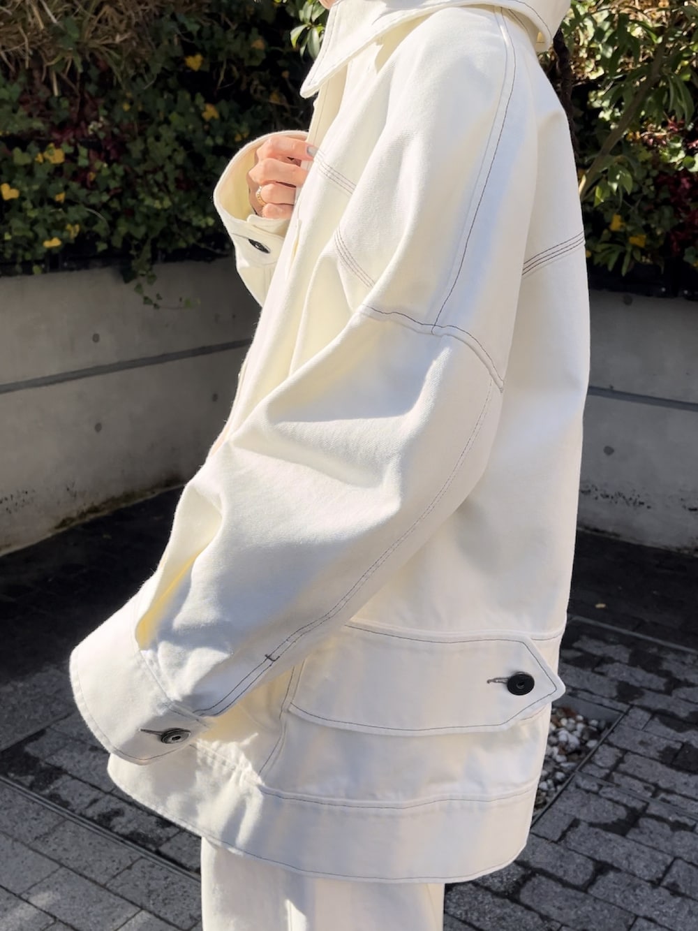 ホワイト系のデニムジャケット、ホワイト系のデニムパンツ、ブラック系のブーツを着用したレディースの冬コーディネートの5枚目の写真