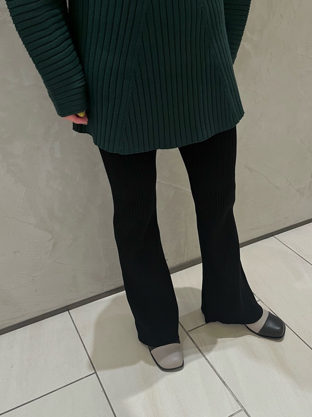 グリーン系のニット/セーター、その他のパンプス、ブラック系のその他パンツを着用したレディースの秋コーディネートの6枚目の写真