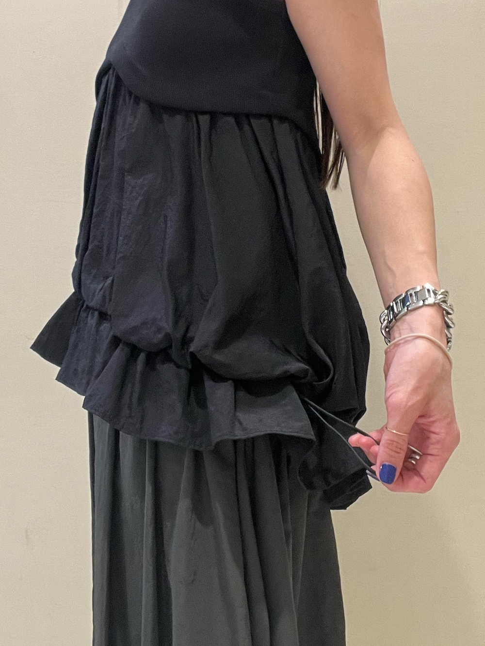 ブラック系のタンクトップ、その他のスカート、ブラック系のサンダルを着用したレディースの春コーディネートの4枚目の写真