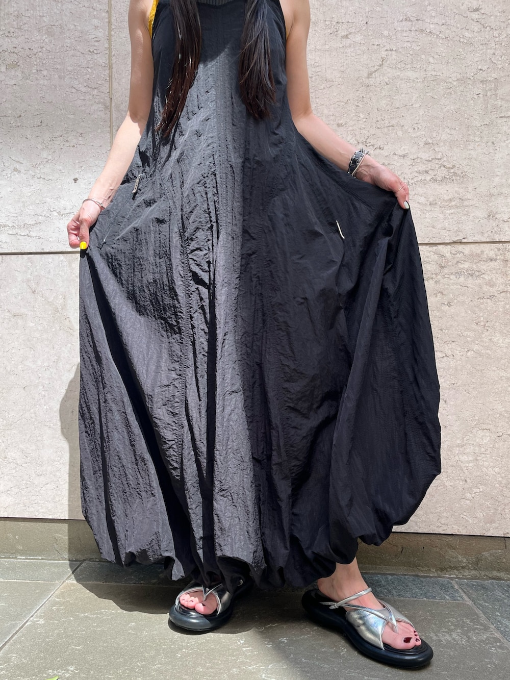 ブラック系のワンピース、シルバー系のサンダル、グレー系のタンクトップを着用したレディースの夏コーディネートの9枚目の写真