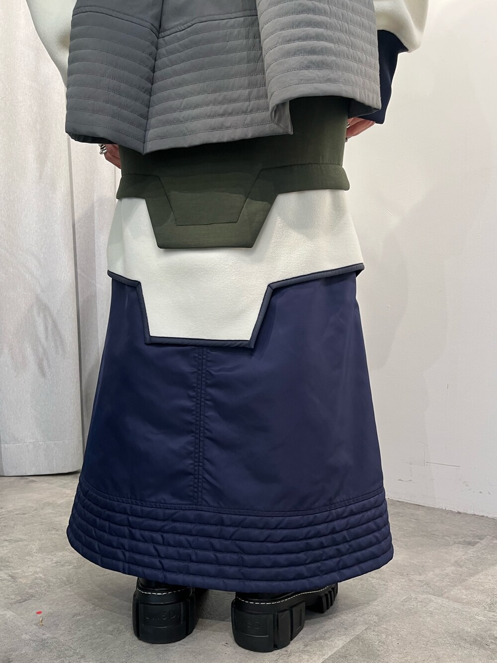 その他のその他トップス、グレー系のシャツ/ブラウス、その他のスカートを着用したレディースの秋コーディネートの7枚目の写真