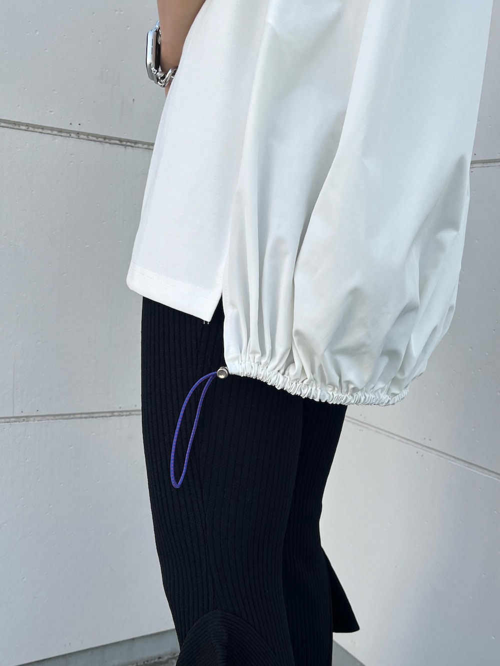 ホワイト系のTシャツ/カットソー、ブラック系のその他パンツ、ブラック系のサングラスを着用したレディースの夏コーディネートの4枚目の写真