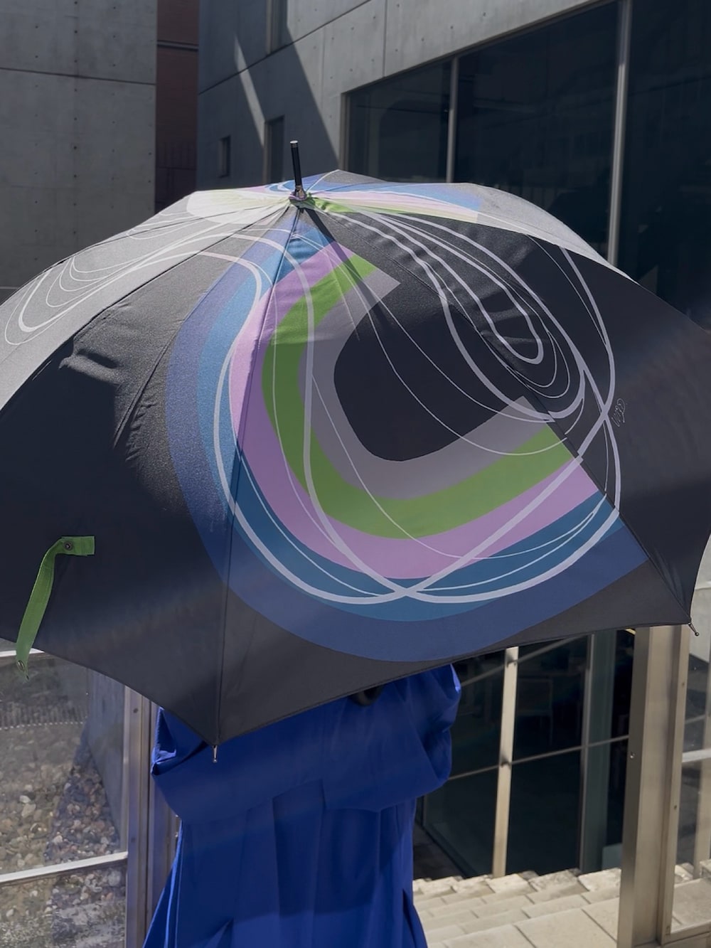 ブルー系のタンクトップ、ブルー系のその他パンツ、ブラック系の長傘を着用したレディースの春コーディネートの8枚目の写真