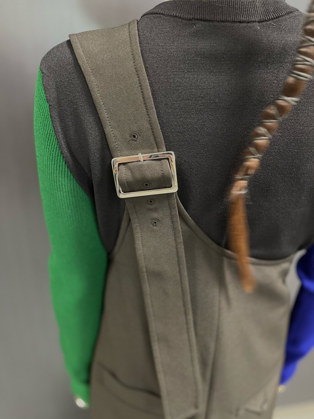 ブラック系のつなぎ/オールインワン、ブラック系のニット/セーター、シルバー系のネックレスを着用したレディースの冬コーディネートの5枚目の写真