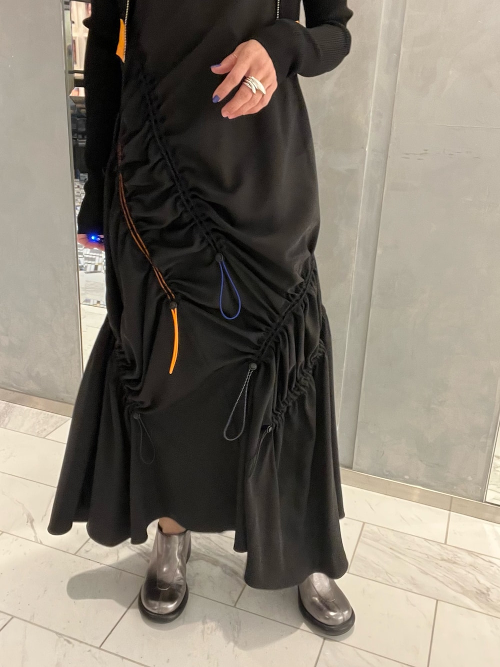 ブラック系のワンピース、ブラウン系のタンクトップ、ブラック系のカーディガン/ボレロを着用したレディースの春コーディネートの4枚目の写真