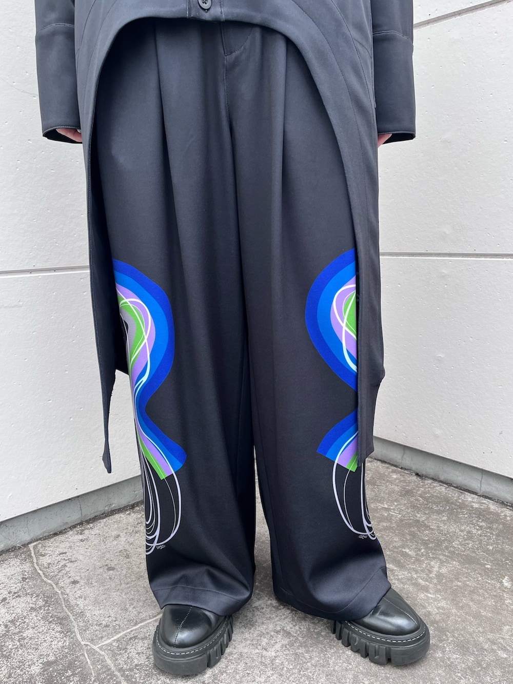 ブラック系のシャツ/ブラウス、ブラック系のその他パンツ、ブラック系のブーツを着用したレディースの冬コーディネートの8枚目の写真