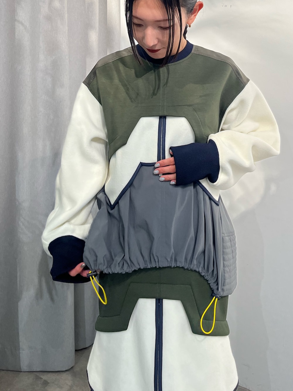 その他のその他トップス、グレー系のシャツ/ブラウス、その他のスカートを着用したレディースの秋コーディネートの4枚目の写真