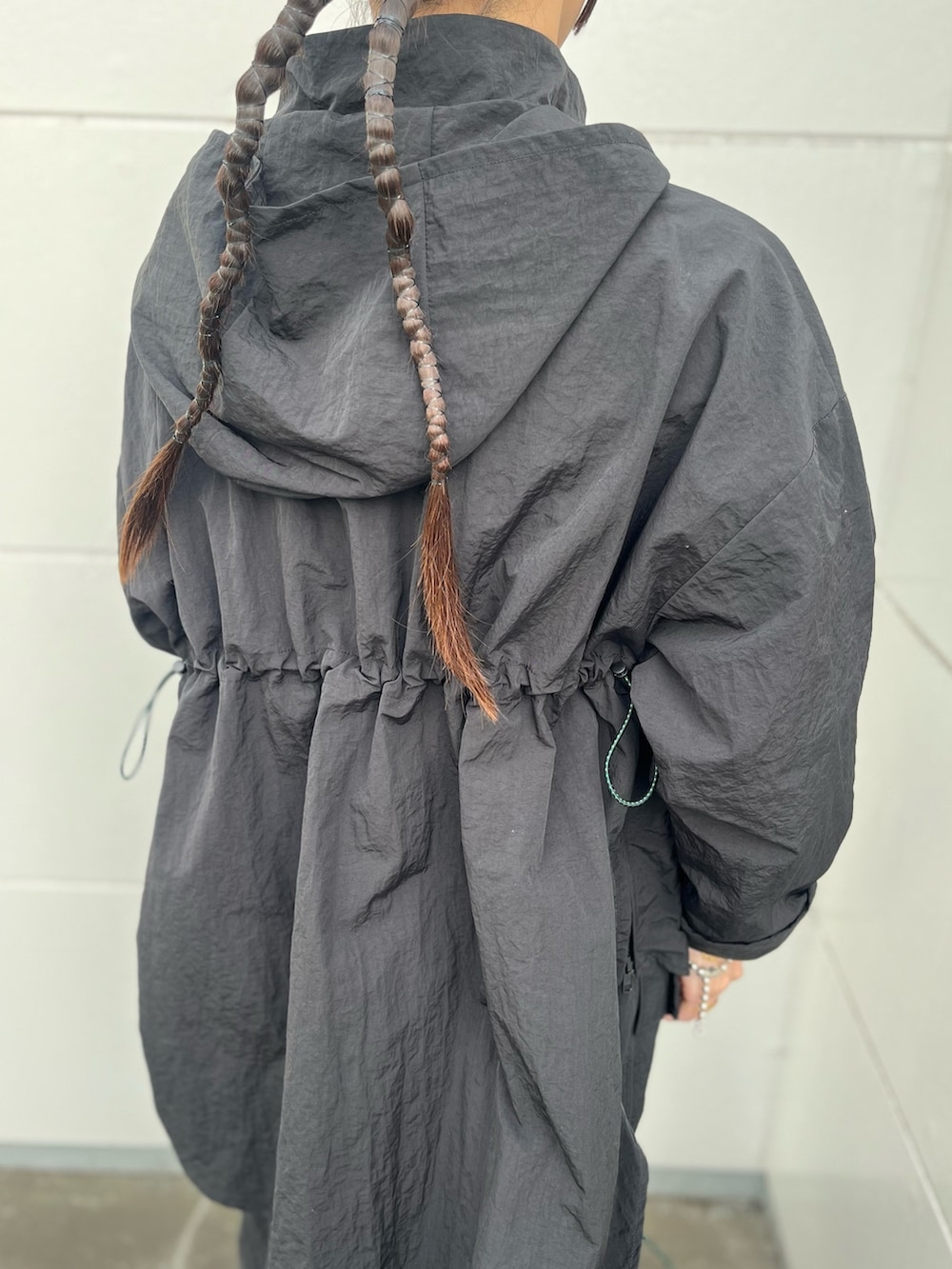 ブラック系のマウンテンパーカー、ブラック系のスカートを着用したレディースの夏コーディネートの9枚目の写真