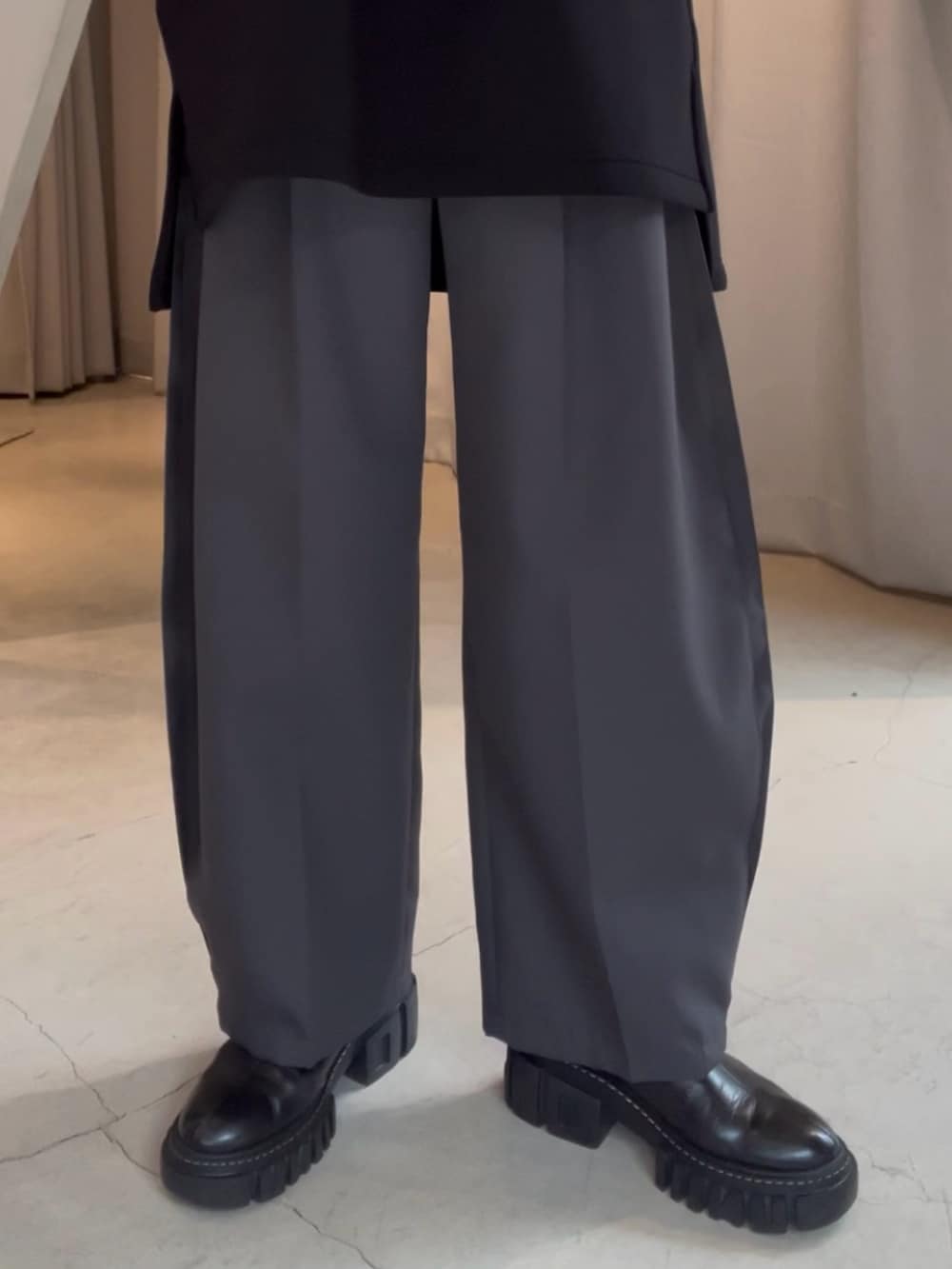 ブラック系のTシャツ/カットソー、ブルー系のトートバッグ、グレー系のその他パンツを着用したレディースの春コーディネートの5枚目の写真