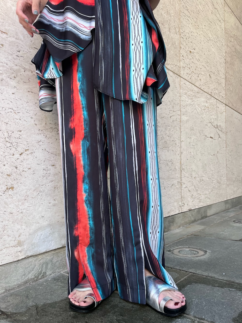 ブラック系のシャツ/ブラウス、ブラック系のボディバッグ/ウエストポーチ、ブラック系のその他パンツを着用したレディースの春コーディネートの8枚目の写真