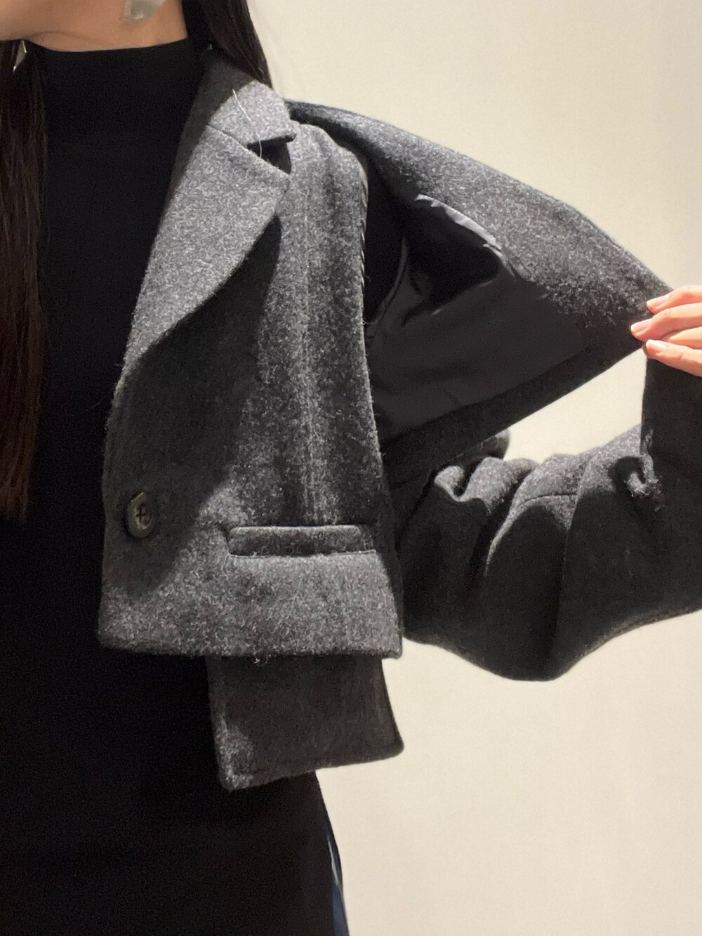 ブルー系のスカート、ブラック系のブーツ、その他のショルダーバッグを着用したレディースの秋コーディネートの6枚目の写真