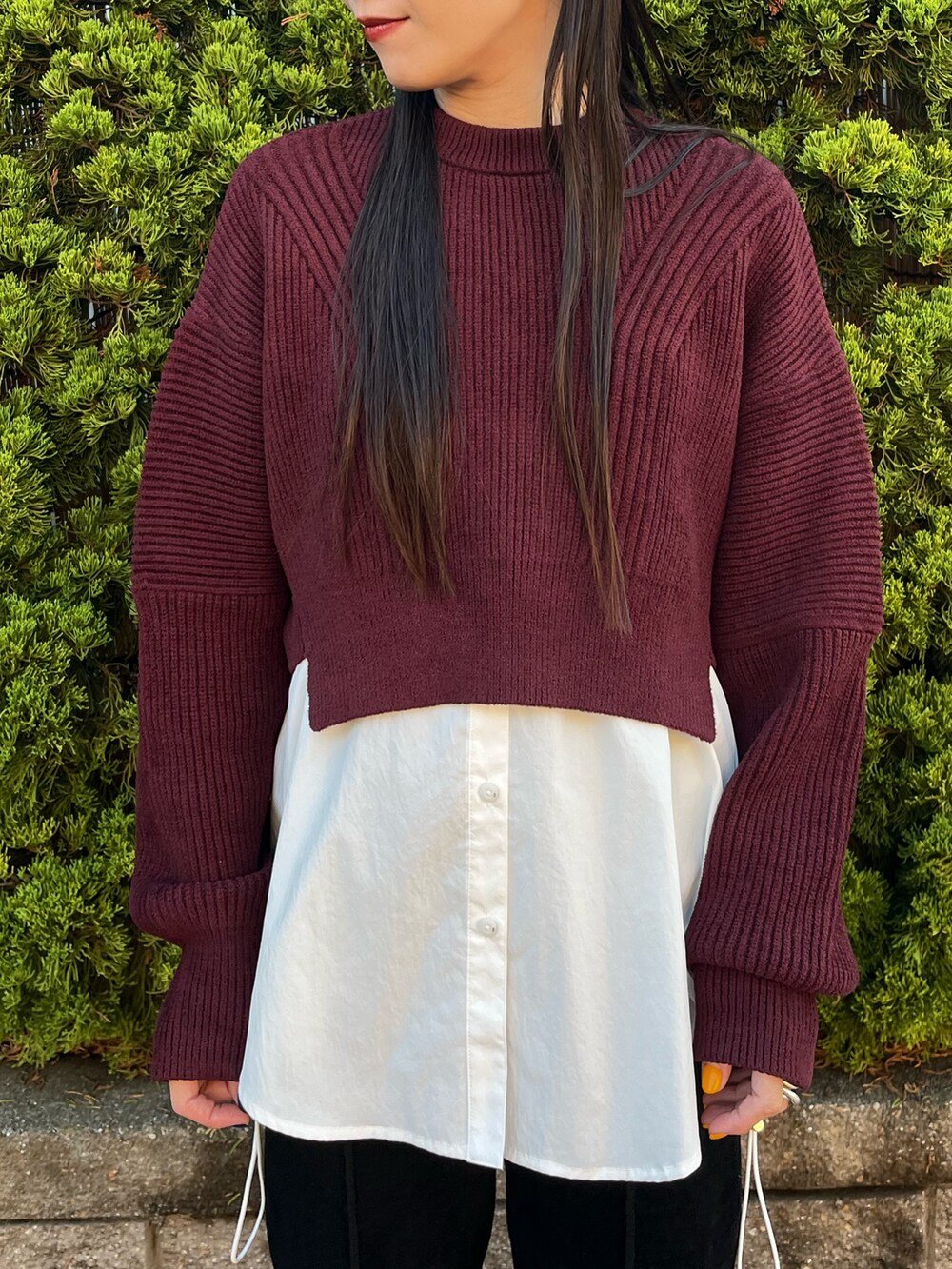 ブラウン系のニット/セーター、ホワイト系のシャツ/ブラウス、ブラック系のその他パンツを着用したレディースの冬コーディネートの3枚目の写真