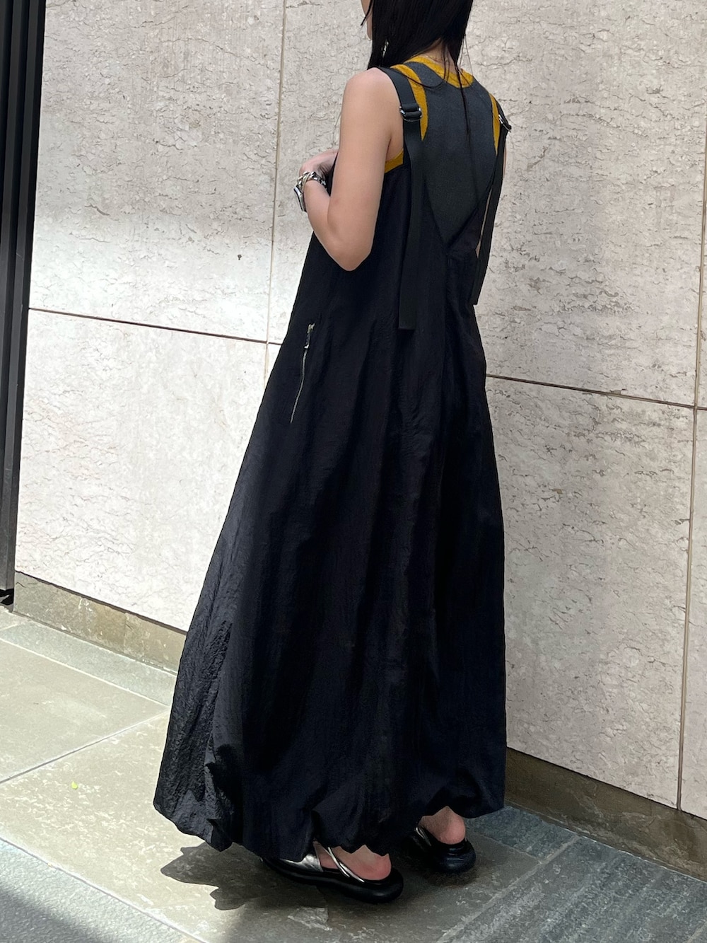 ブラック系のワンピース、シルバー系のサンダル、グレー系のタンクトップを着用したレディースの夏コーディネートの2枚目の写真