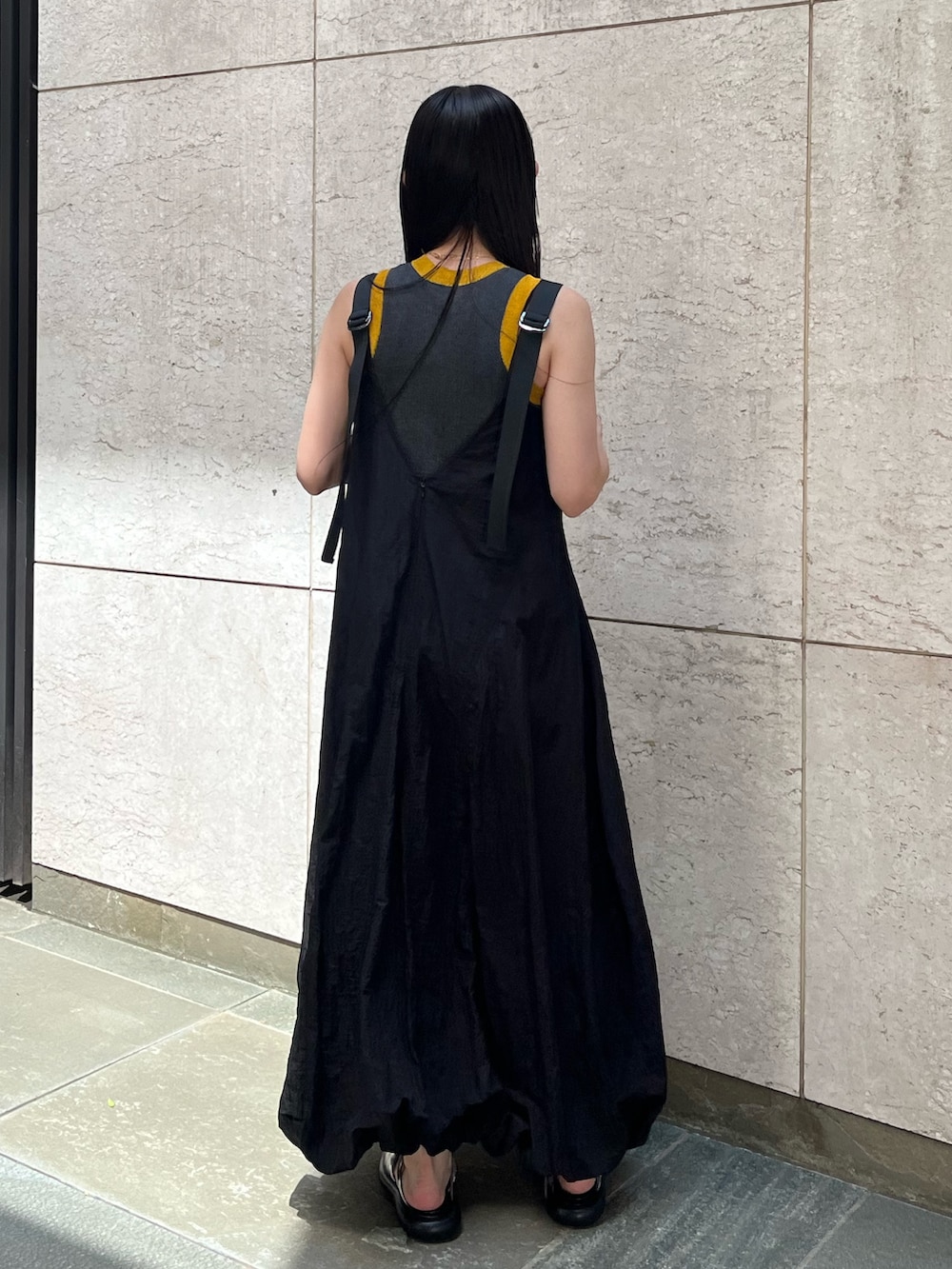 ブラック系のワンピース、シルバー系のサンダル、グレー系のタンクトップを着用したレディースの夏コーディネートの3枚目の写真