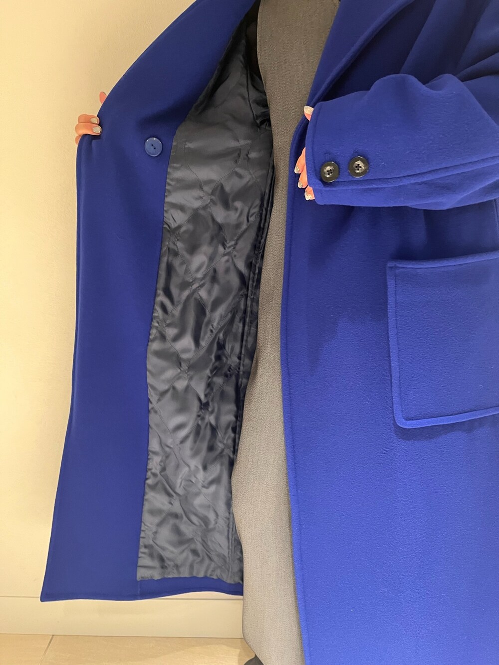 ブルー系のその他アウター、グレー系のつなぎ/オールインワン、ブラック系のニット/セーターを着用したレディースの冬コーディネートの7枚目の写真