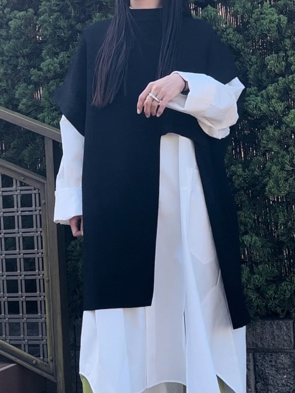 ブラック系のニット/セーター、ホワイト系のワンピース、グリーン系のその他パンツを着用したレディースの冬コーディネートの4枚目の写真