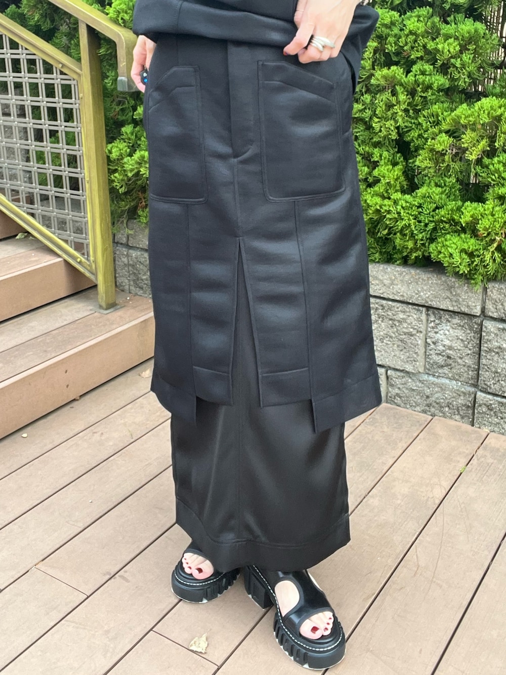 ブラック系のTシャツ/カットソー、ブラック系のスカート、ブラック系のサンダルを着用したレディースの春コーディネートの7枚目の写真