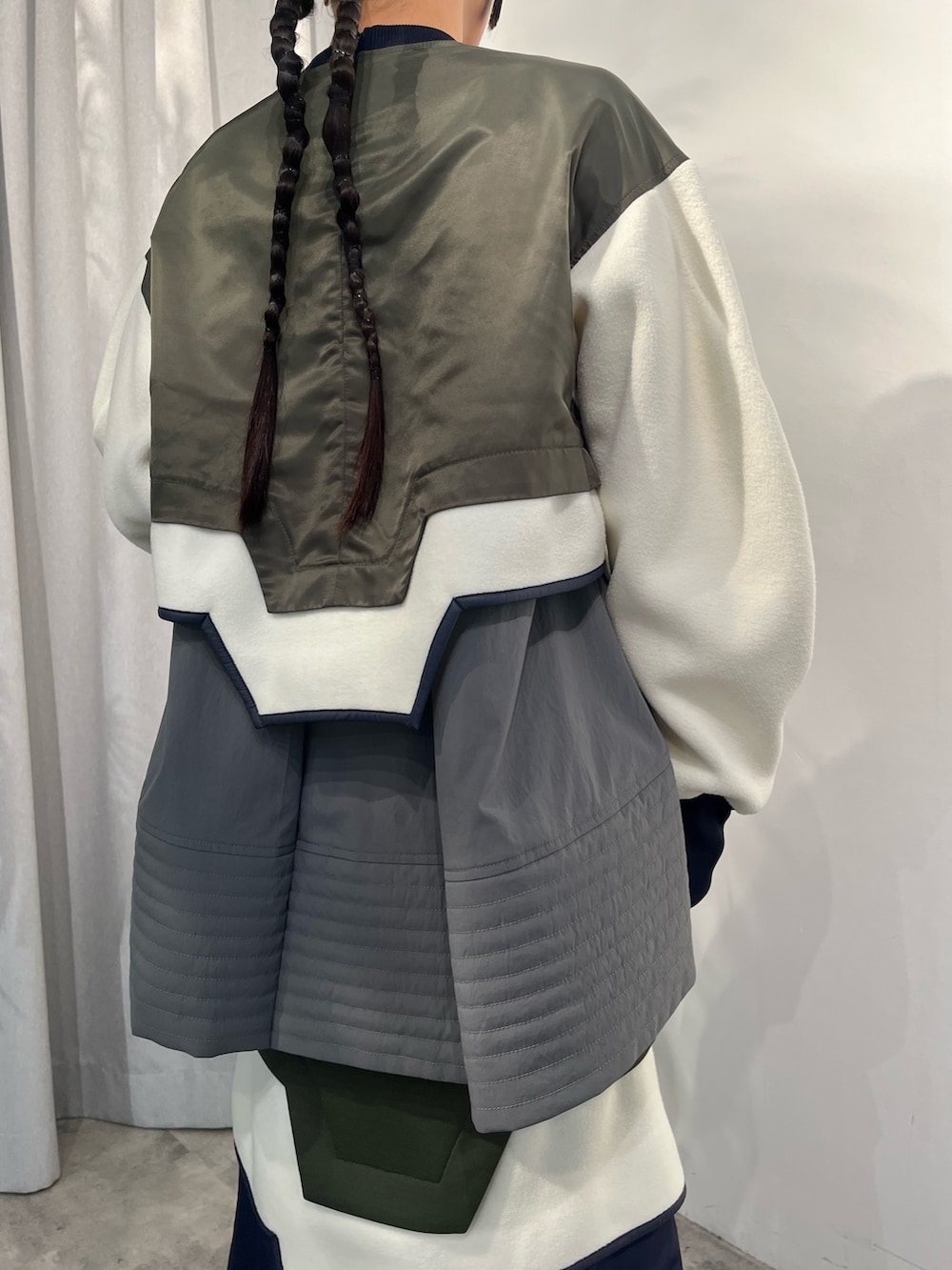 その他のその他トップス、グレー系のシャツ/ブラウス、その他のスカートを着用したレディースの秋コーディネートの8枚目の写真