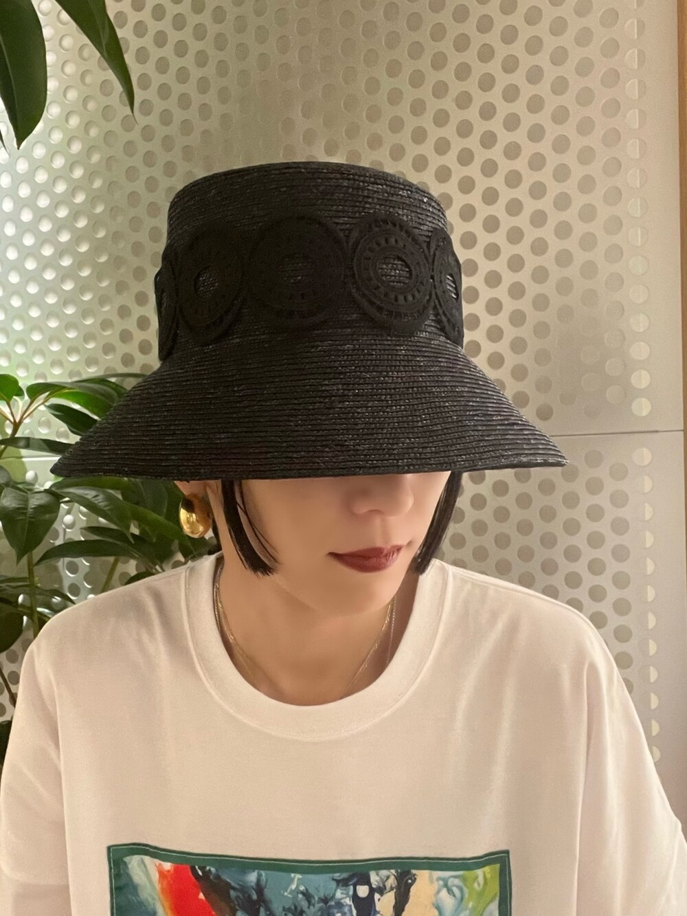 ホワイト系のTシャツ/カットソー、レッド系のその他パンツ、ブラック系のハットを着用したレディースの夏コーディネートの5枚目の写真