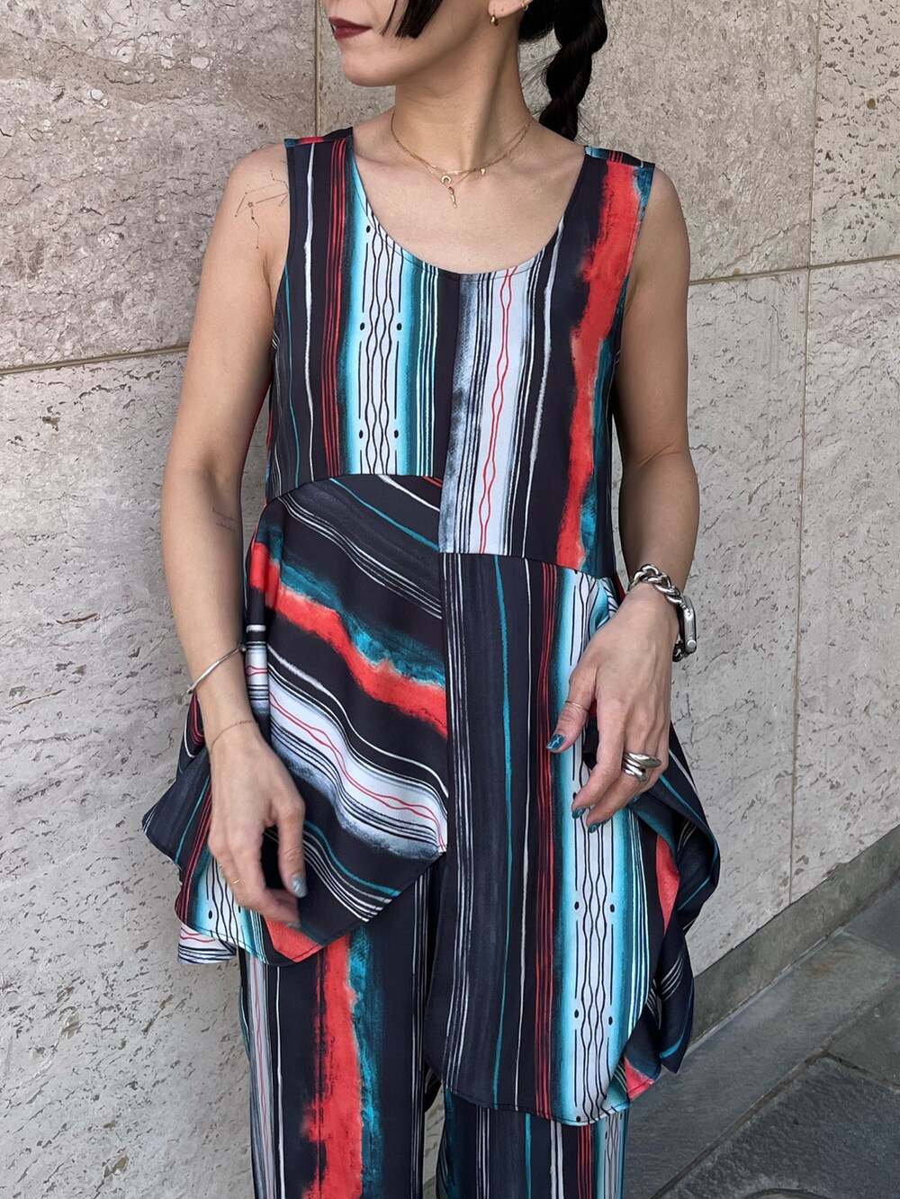 ブラック系のシャツ/ブラウス、ブラック系のボディバッグ/ウエストポーチ、ブラック系のその他パンツを着用したレディースの春コーディネートの4枚目の写真