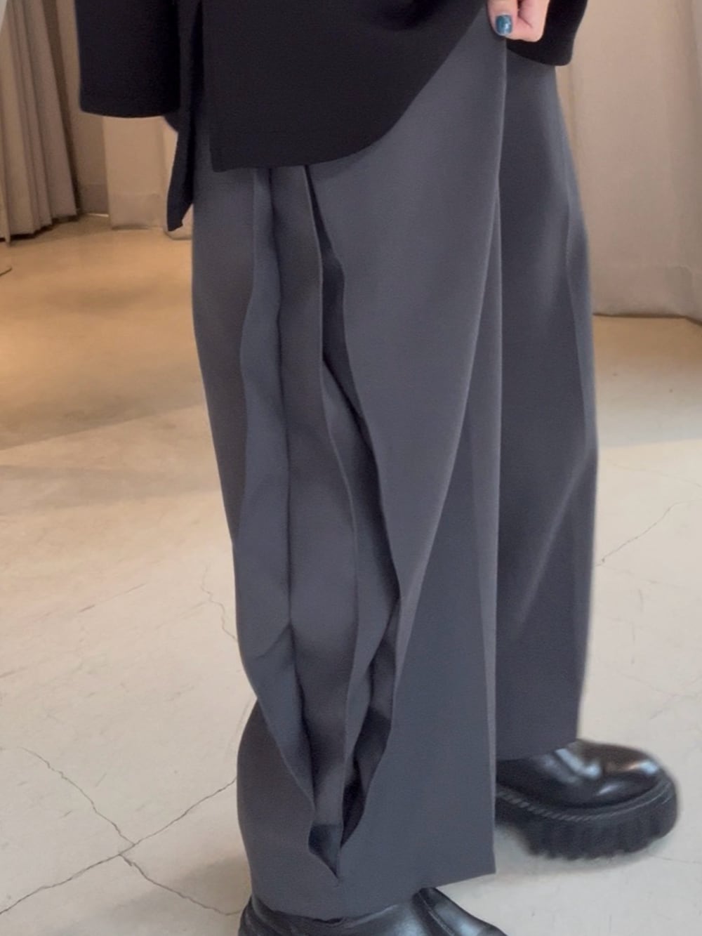 ブラック系のTシャツ/カットソー、ブルー系のトートバッグ、グレー系のその他パンツを着用したレディースの春コーディネートの7枚目の写真