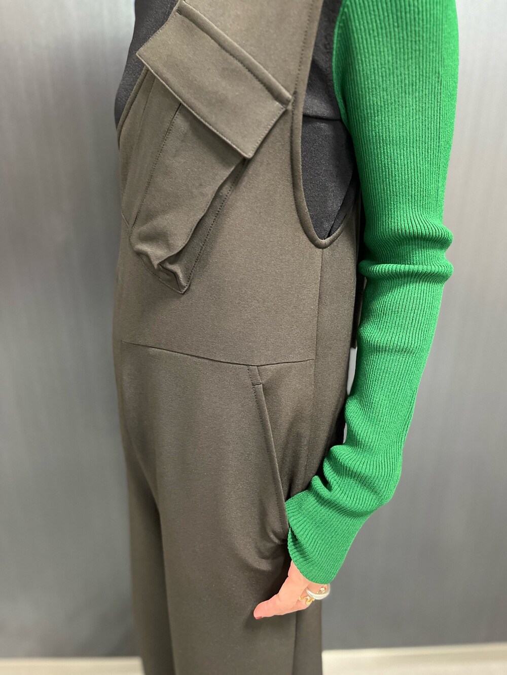 ブラック系のつなぎ/オールインワン、ブラック系のニット/セーター、シルバー系のネックレスを着用したレディースの冬コーディネートの7枚目の写真