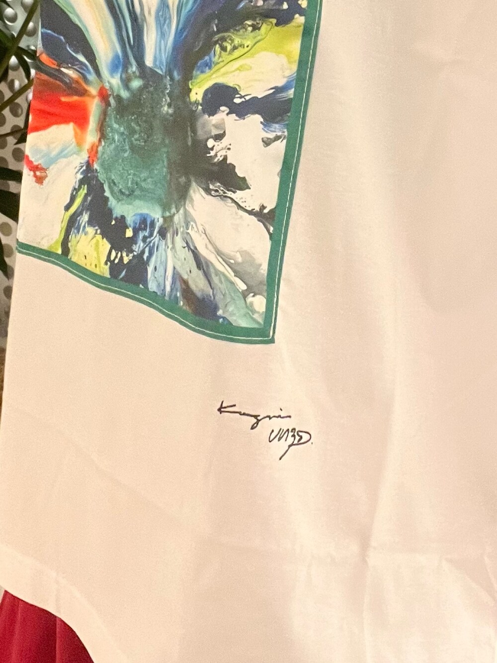 ホワイト系のTシャツ/カットソー、レッド系のその他パンツ、ブラック系のハットを着用したレディースの夏コーディネートの4枚目の写真