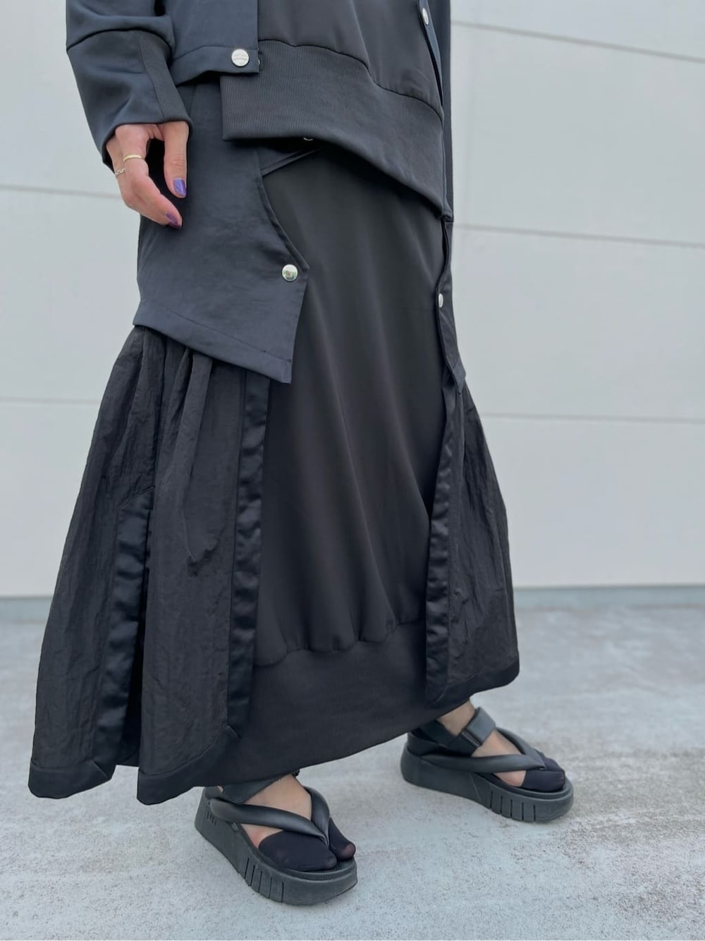 ブラック系のTシャツ/カットソー、ブラック系のスカートを着用したレディースの秋コーディネートの5枚目の写真