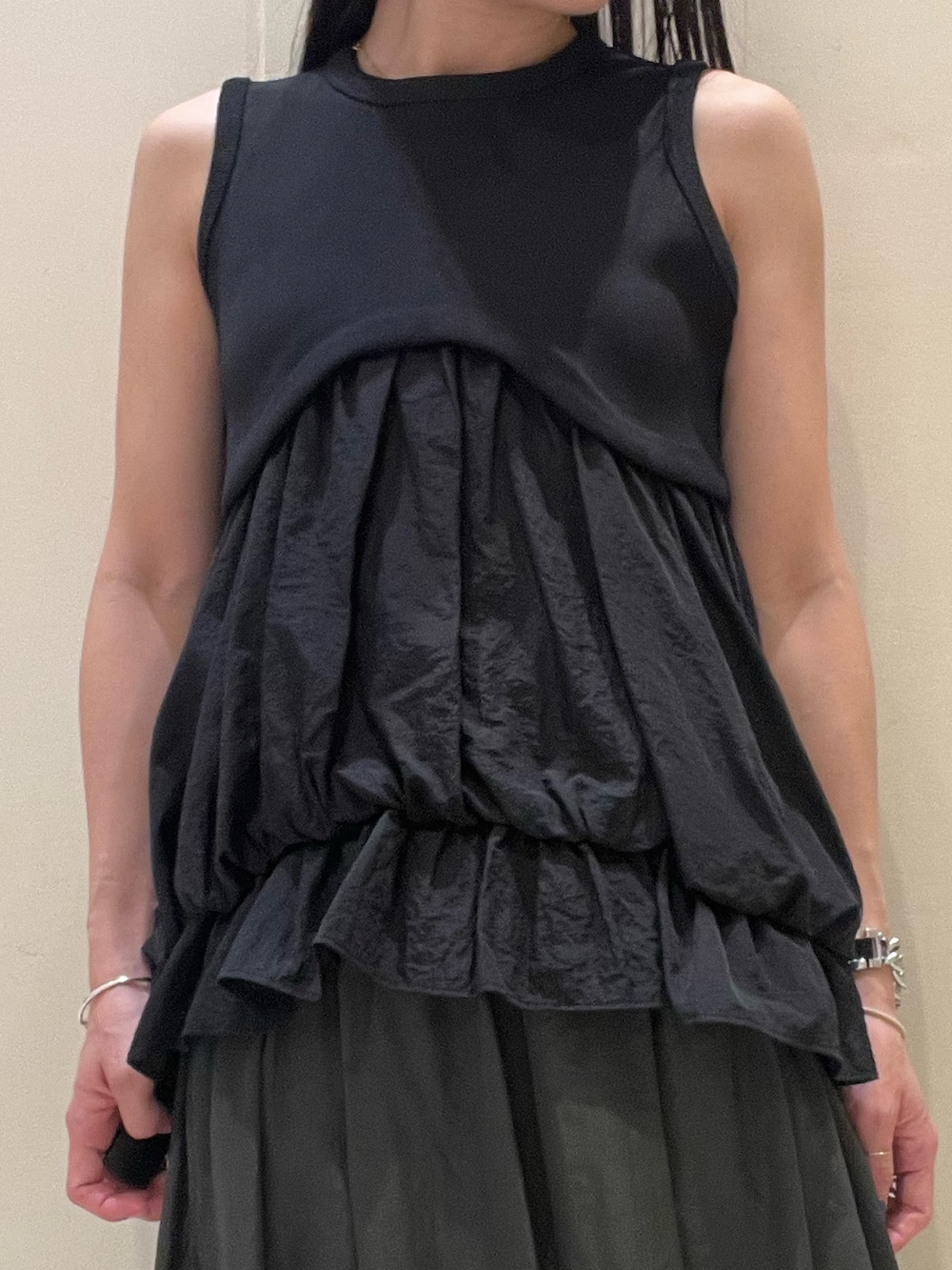 ブラック系のタンクトップ、その他のスカート、ブラック系のサンダルを着用したレディースの春コーディネートの5枚目の写真