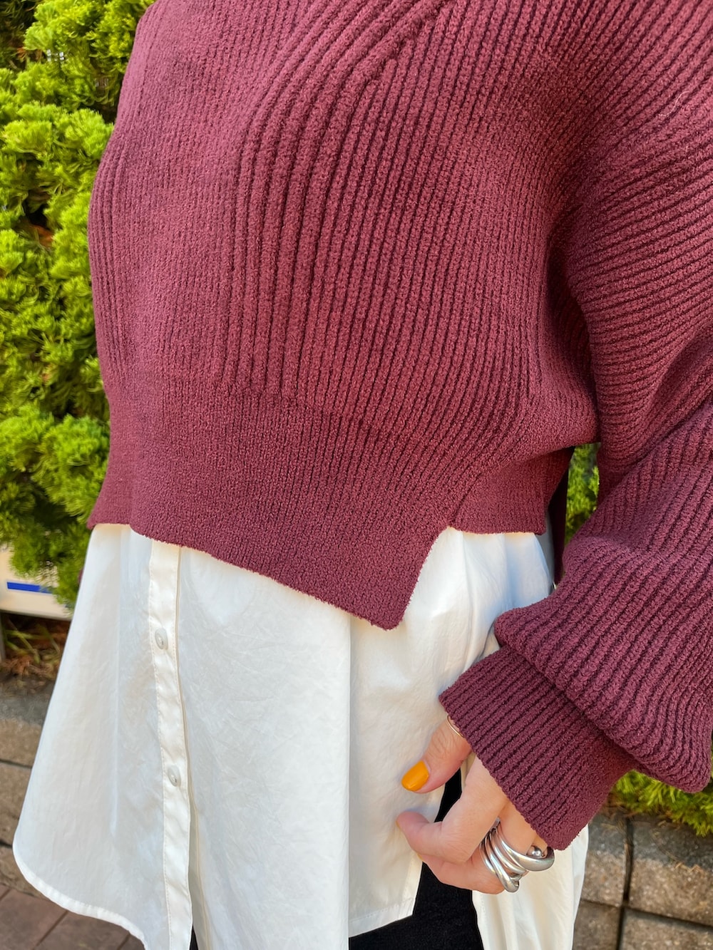 ブラウン系のニット/セーター、ホワイト系のシャツ/ブラウス、ブラック系のその他パンツを着用したレディースの冬コーディネートの4枚目の写真