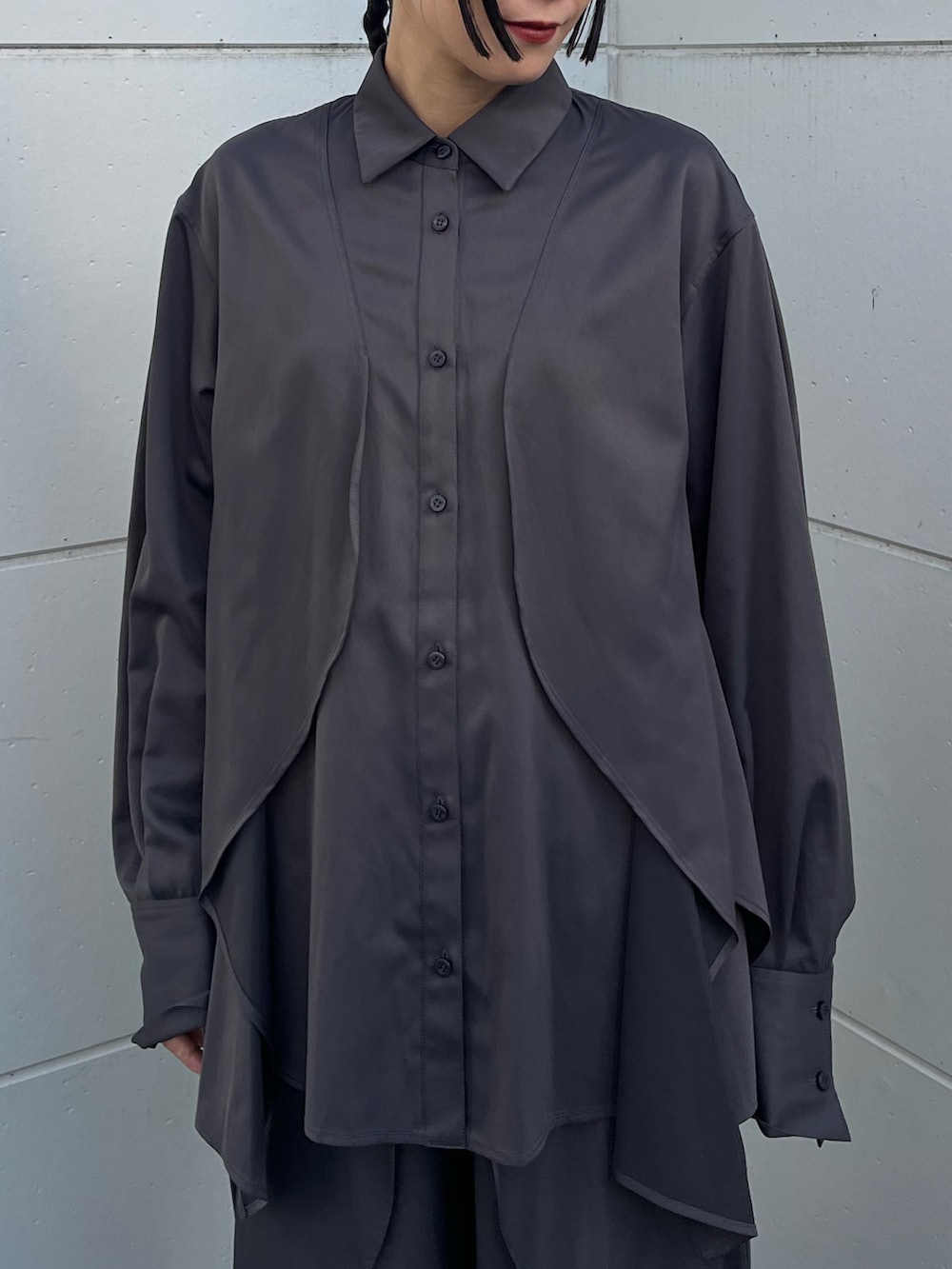 グレー系のシャツ/ブラウス、グレー系のその他パンツ、ブラック系のスリッポンを着用したレディースの秋コーディネートの4枚目の写真