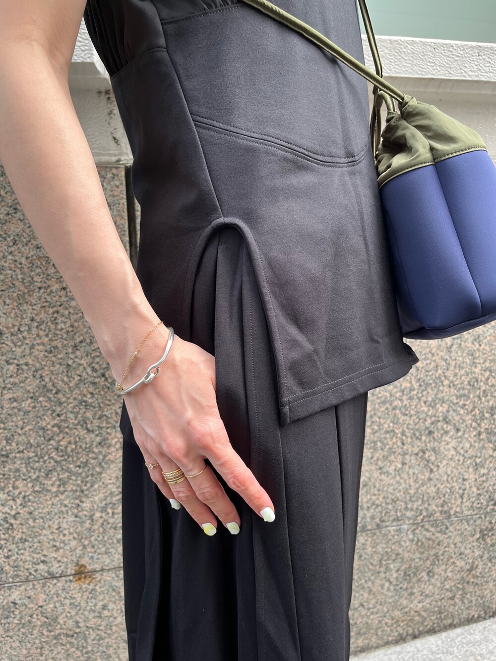 ブラック系のTシャツ/カットソー、ブラック系のその他パンツ、グリーン系のショルダーバッグを着用したレディースの夏コーディネートの5枚目の写真