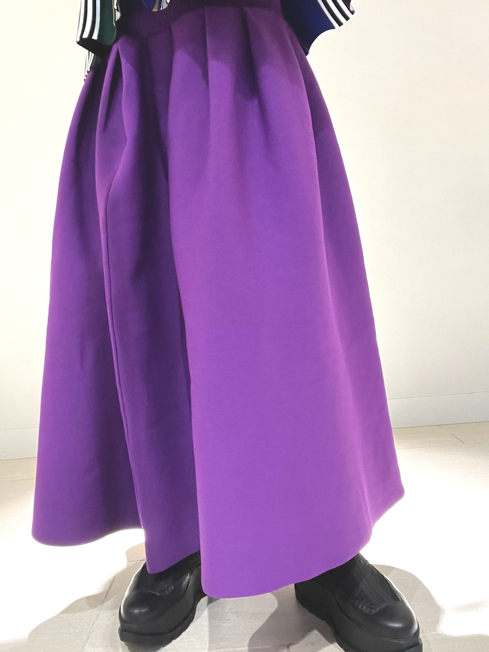 ブラック系のキャミソール、パープル系のスカート、ブラック系のブーツを着用したレディースの冬コーディネートの7枚目の写真