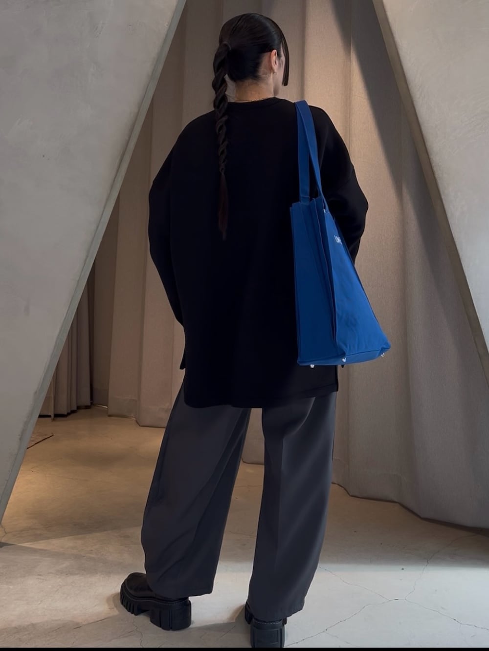 ブラック系のTシャツ/カットソー、ブルー系のトートバッグ、グレー系のその他パンツを着用したレディースの春コーディネートの2枚目の写真