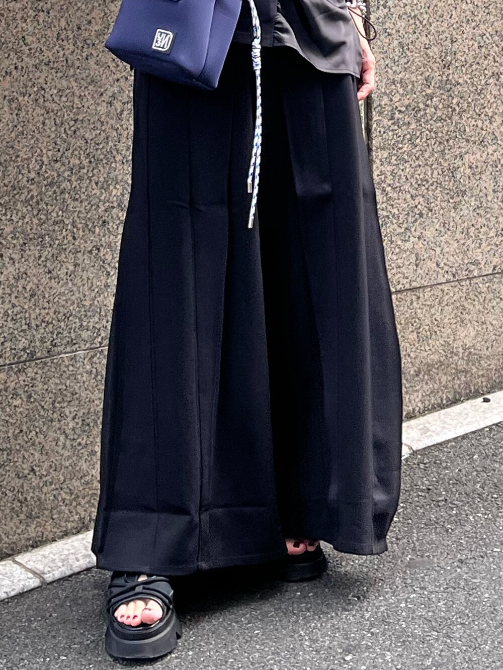 ブラック系のTシャツ/カットソー、ブラック系のその他パンツ、グリーン系のショルダーバッグを着用したレディースの夏コーディネートの9枚目の写真