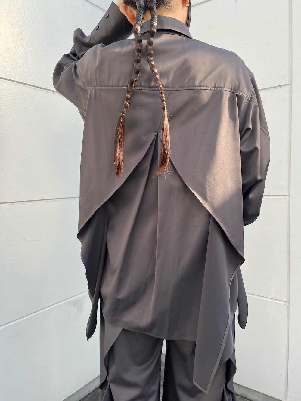 グレー系のシャツ/ブラウス、グレー系のその他パンツ、ブラック系のスリッポンを着用したレディースの秋コーディネートの6枚目の写真