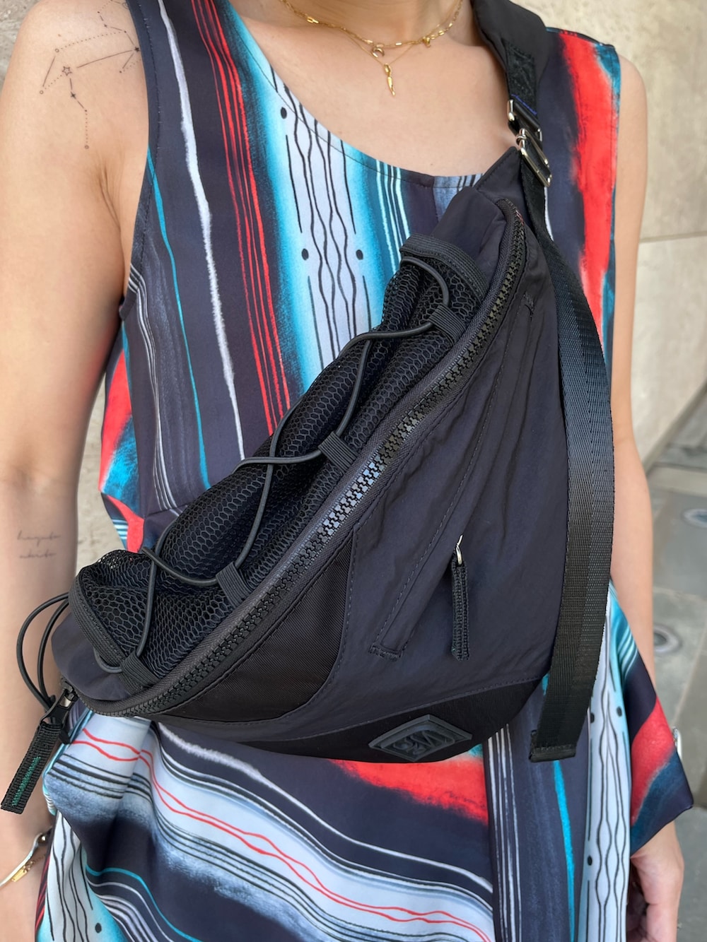 ブラック系のシャツ/ブラウス、ブラック系のボディバッグ/ウエストポーチ、ブラック系のその他パンツを着用したレディースの春コーディネートの9枚目の写真