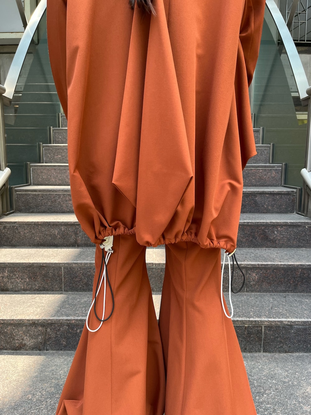 ホワイト系のシャツ/ブラウス、イエロー系のテーラードジャケット、イエロー系のその他パンツを着用したレディースの夏コーディネートの5枚目の写真