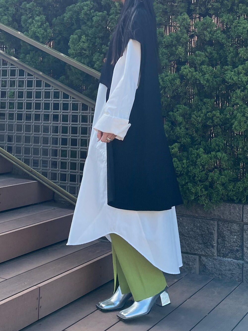 ブラック系のニット/セーター、ホワイト系のワンピース、グリーン系のその他パンツを着用したレディースの冬コーディネートの2枚目の写真