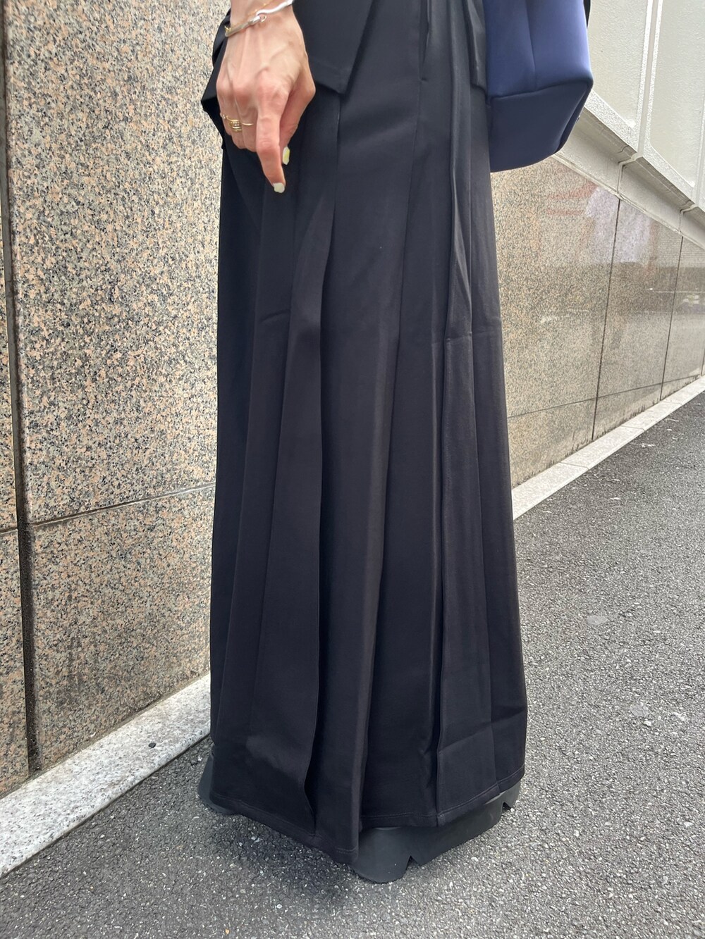 ブラック系のTシャツ/カットソー、ブラック系のその他パンツ、グリーン系のショルダーバッグを着用したレディースの夏コーディネートの7枚目の写真