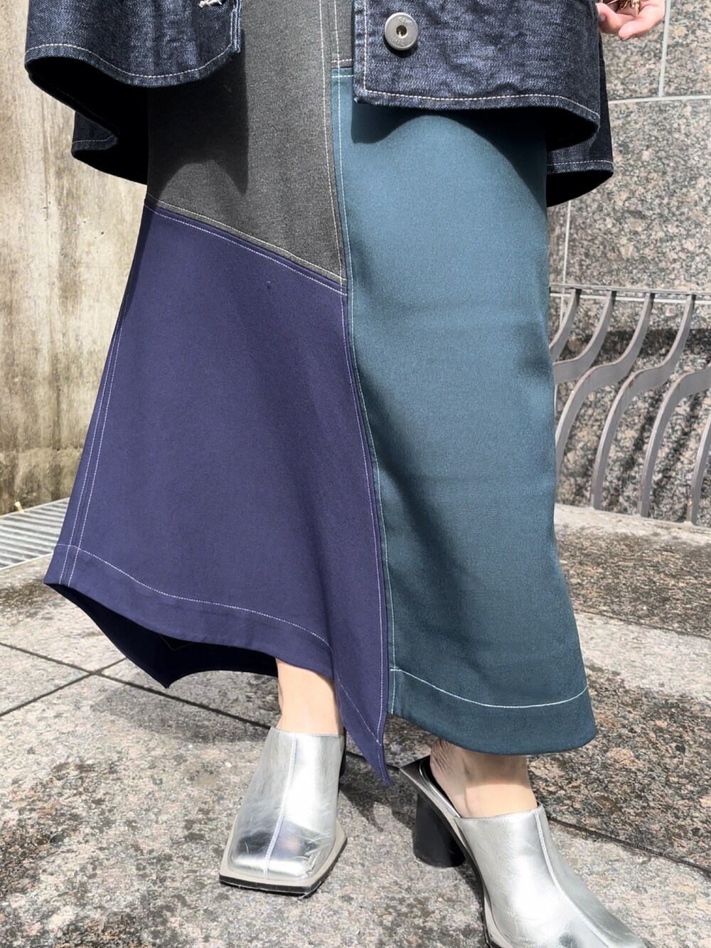 ブラック系のTシャツ/カットソー、ブルー系のデニムジャケット、グリーン系のスカートを着用したレディースの春コーディネートの5枚目の写真