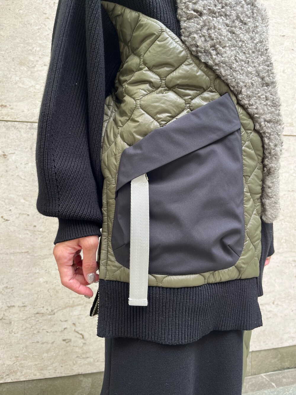 ブラック系のニット/セーター、ブラック系のスカート、ブラック系のローファーを着用したレディースの秋コーディネートの3枚目の写真