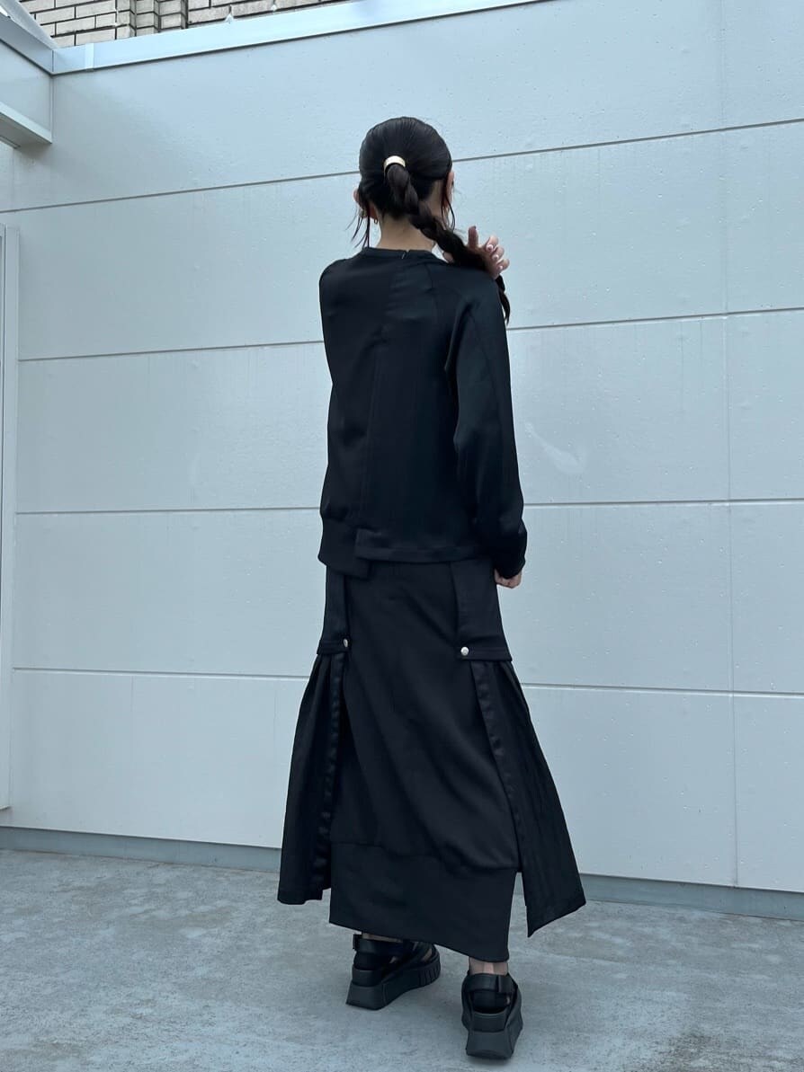 ブラック系のTシャツ/カットソー、ブラック系のスカートを着用したレディースの秋コーディネートの3枚目の写真